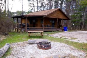 Secluded Log Cabin with a Hot Tub near Bridle Trails in Logan, Ohio
