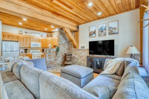 Enchanting Rustic Cabin Retreat near Whistle Lake in Washington