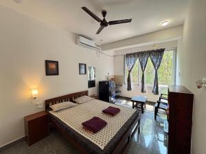 Studio Silent Grove R-6 by Mukund Sadan Arambol