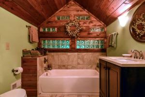 Charming Appalachian Mountain Cabin for Glamping near the Nantahala River