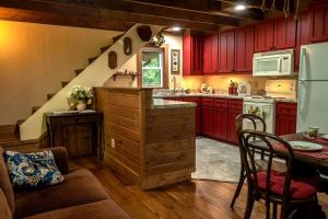 Charming Appalachian Mountain Cabin for Glamping near the Nantahala River