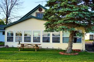 Spacious Family Cabin on Stunning Wixom Lake near Midland, Michigan