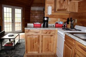 Romantic Yurt Getaway with a Private Hot Tub near Beckley, West Virginia