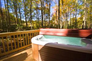 Romantic Yurt Getaway with a Private Hot Tub near Beckley, West Virginia