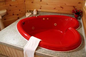 Romantic Yurt Getaway with a Private Hot Tub near Beckley, West Virginia