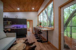 Spectacular Luxurious Tree House with Jacuzzi and Fire Pit in Texas