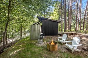 Secluded Modern Tiny House with Wood-Fired Hot Tub Near Trails in Sears, Michigan