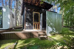 Secluded Modern Tiny House with Wood-Fired Hot Tub Near Trails in Sears, Michigan