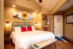 Beautiful Secluded Cabin with a Hot Tub near Monarch Mountain in Colorado