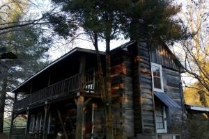 Rustic Cabin Rental with a Fireplace near Kingsport in Rogersville, Tennessee