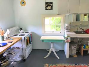 Secluded Riverside Cabin for a Peaceful Getaway near Mark Twain Forest, Missouri