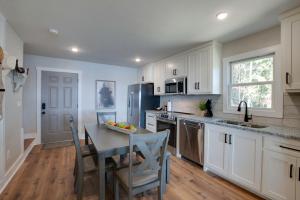 Gorgeous Cabin Great for Groups or Families with Jacuzzi, Fire Pit and Views in Alabama