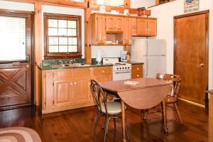 Lakefront Cabin Getaway near Columbia, Kentucky