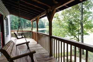 Lakefront Cabin Getaway near Columbia, Kentucky