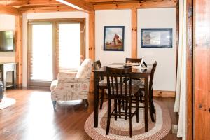 Lakefront Cabin Getaway near Columbia, Kentucky