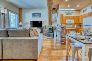 Serenely Rustic Cabin Haven near Whistle Lake in Washington