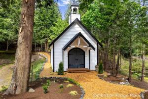 Serenely Rustic Cabin Haven near Whistle Lake in Washington