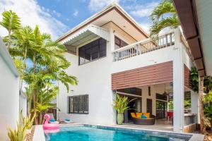 150 m from a paradise beach 3 bedrooms pool