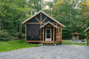 Charming Cabin for Glamping in the Adirondacks, Ideal for a Couples Getaway