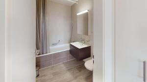 Bright, Spacious 2-bed Apt - Balcony Lake View! RGP13