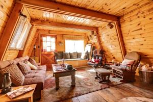 Cozy Rustic Cabin in the Prescott National Forest near Lynx Lake in Prescott, Arizona