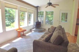 Peaceful Family Cabin on Beautiful Property, Plenty of Hiking and Fishing, 20 minutes from the coast, bordering Siuslaw National Forest, Oregon