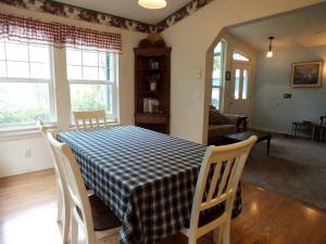 Peaceful Family Cabin on Beautiful Property, Plenty of Hiking and Fishing, 20 minutes from the coast, bordering Siuslaw National Forest, Oregon