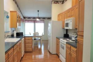 Peaceful Family Cabin on Beautiful Property, Plenty of Hiking and Fishing, 20 minutes from the coast, bordering Siuslaw National Forest, Oregon