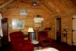 Cozy Cabin Rental with Breakfast Included near Beaumont, Texas