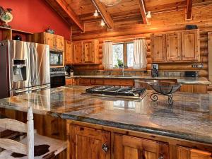 Cozy Log Cabin near Yosemite National Park in California