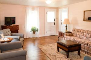 Upscale Cottage Rental for Families near Russell Creek in Greensburg, Kentucky