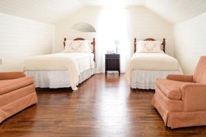 Upscale Cottage Rental for Families near Russell Creek in Greensburg, Kentucky