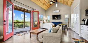 Wonderful Open-Plan Cottage for a Fantastic Family Retreat to Texas Hill Country near Dripping Springs, Texas