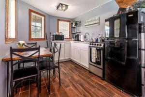 Serene Loft Cabin with Outdoor Grill and Fire Pit in Creal Springs, Illinois