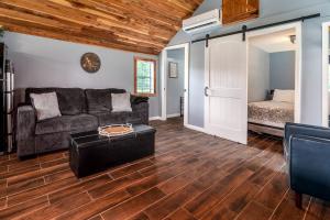 Serene Loft Cabin with Outdoor Grill and Fire Pit in Creal Springs, Illinois