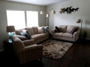 Modern Family-Friendly Ranch Cabin Rental with Outdoor Hot Tub near Medford