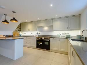 3 Bed in Aberdovey 75025