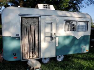 Beautiful Farmstay Hill Cottage and Tiny Equipped Camper in Maryland