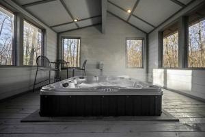 Stunning Cabin with Games Perfect for Families in Broken Bow, Oklahoma