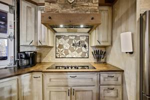 Stunning Cabin with Games Perfect for Families in Broken Bow, Oklahoma