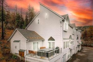 High-altitude Hideaway: Large Rental on Schweitzer Mountain with Views and Hot Tub