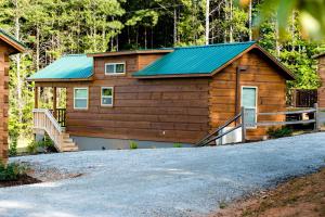 Peaceful Cabin Close to Tryon and the Foothills near Lake Lure in Mill Springs, North Carolina