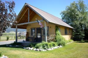 Romantic Cabin Rental with a Delightful Porch near Ennis, Montana