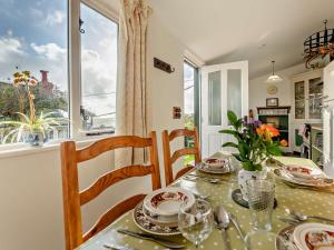 3 Bed in Freshwater East 42105