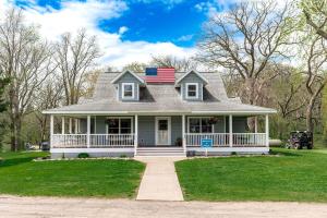 Lakefront Cottage Fully Equipped with Excellent Location in Saint Croix Falls, Wisconsin