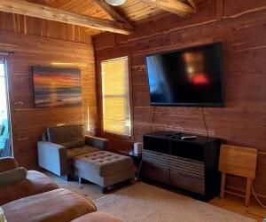 Charming Log Cabin in Texas - Perfect Glamping Vacation on the San Marcos River near Kingsbury