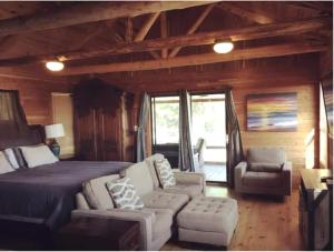 Charming Log Cabin in Texas - Perfect Glamping Vacation on the San Marcos River near Kingsbury