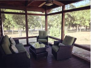 Charming Log Cabin in Texas - Perfect Glamping Vacation on the San Marcos River near Kingsbury