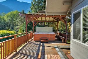 Beautiful Cabin Rental with Private Hot Tub on the Skykomish River in Washington