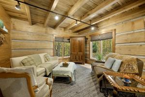 Impressive Log Cabin with Fireplace, Fire Pit and Hot-tub in Unionville, Indiana